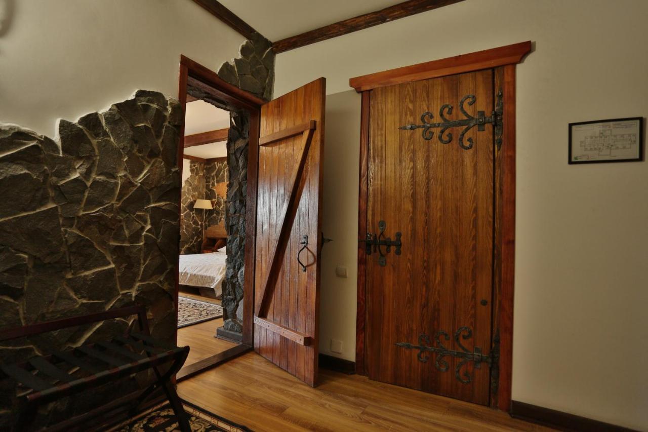 Hotel Fortetsya Hetmana Hatne エクステリア 写真